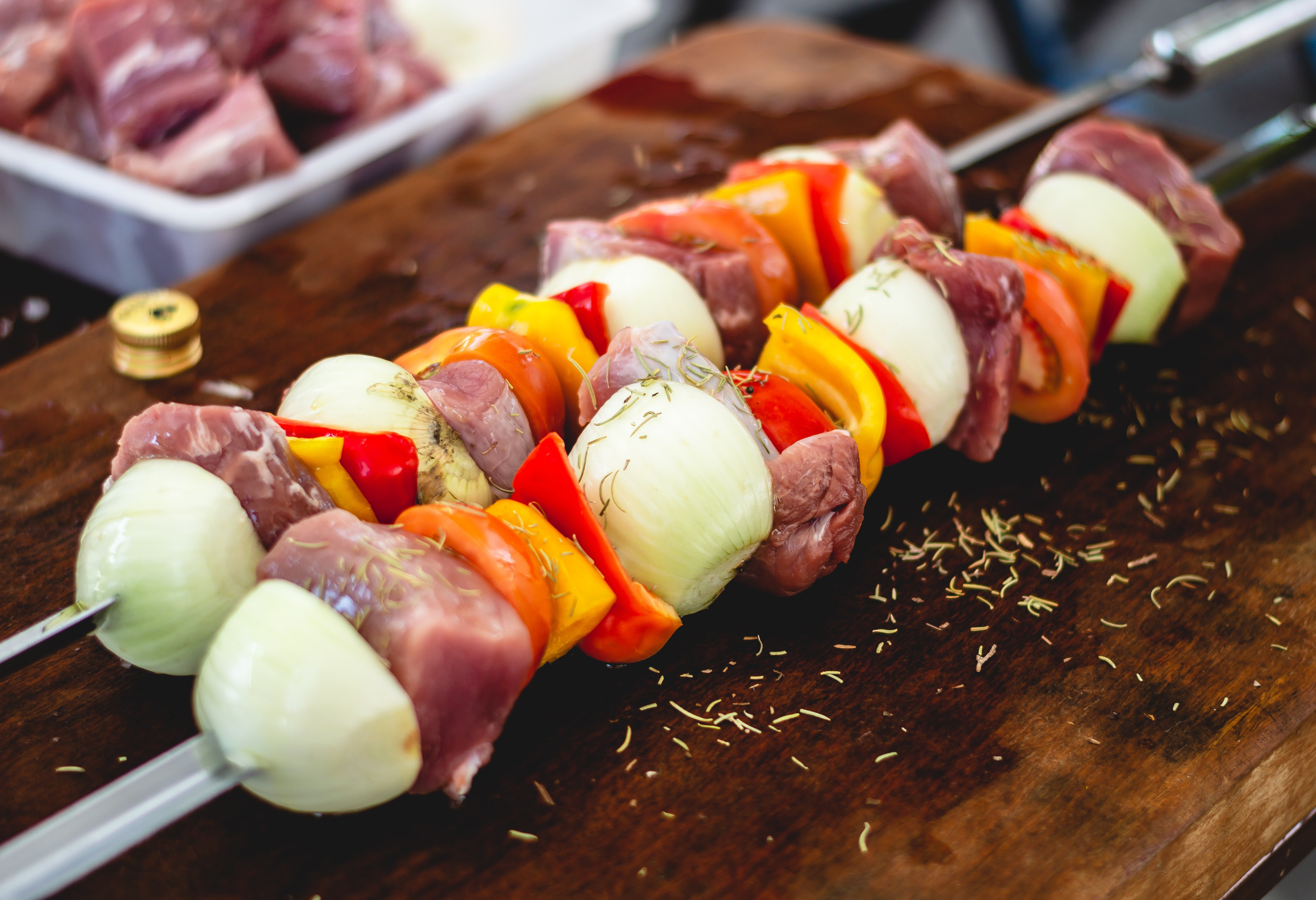 Brochettes d’agneau, sauce au yaourt grec