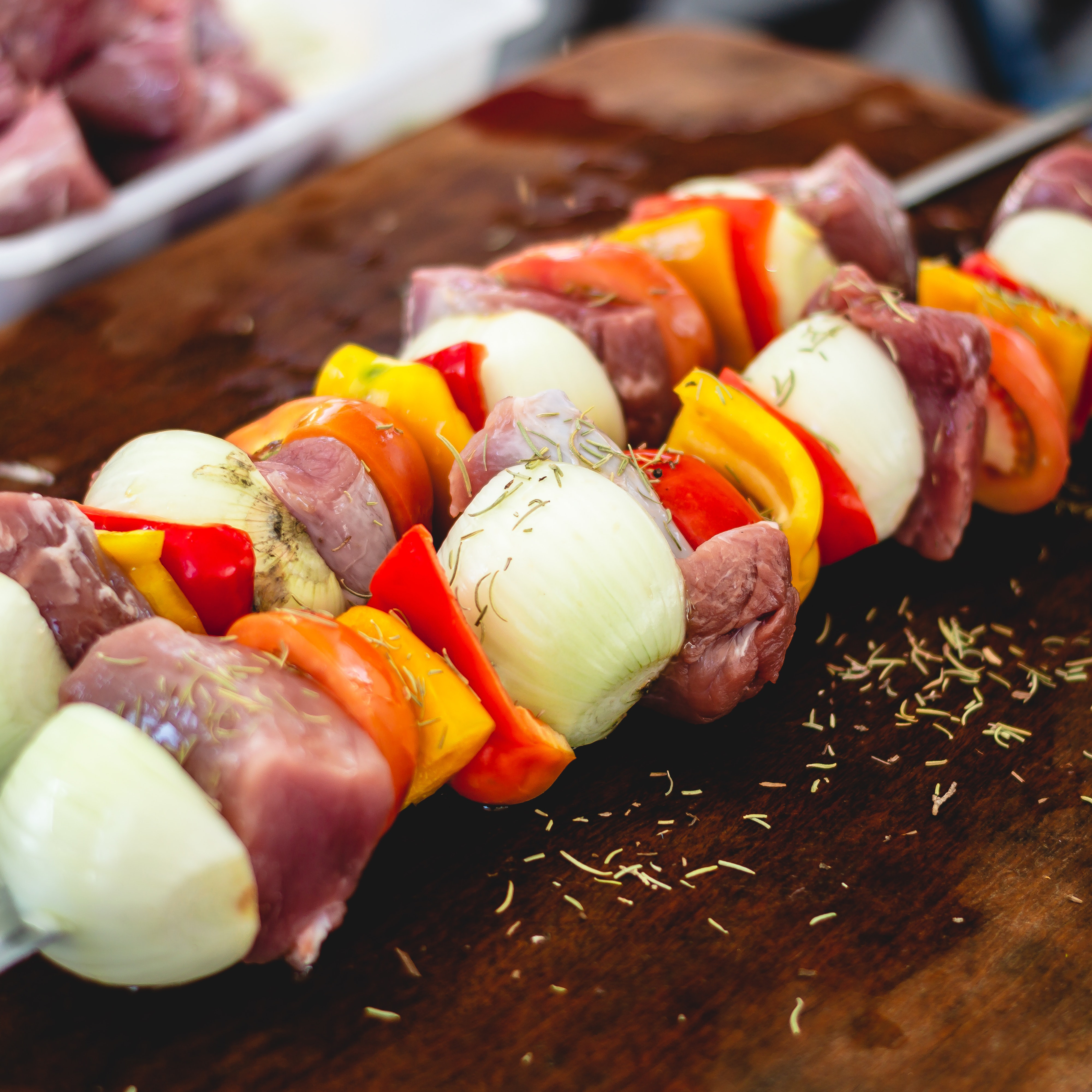 Brochettes d’agneau, sauce au yaourt grec