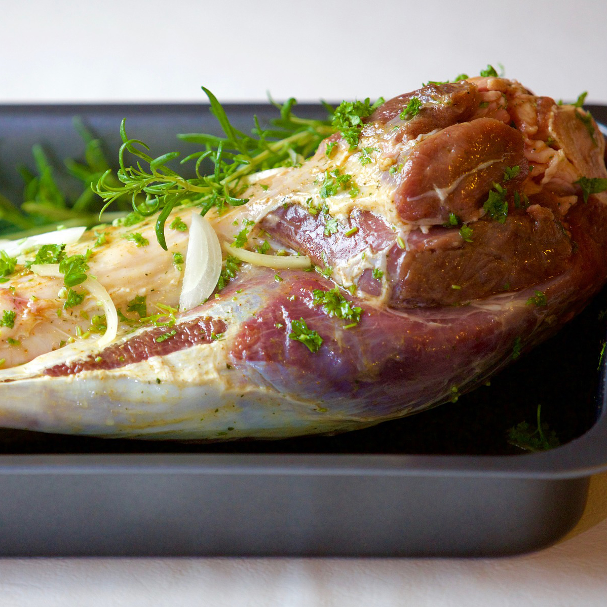 Gigot de 5 heures au vin blanc, miel et thym