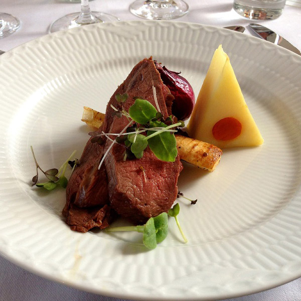 Gigot d’agneau rôti aux navets et aux pommes