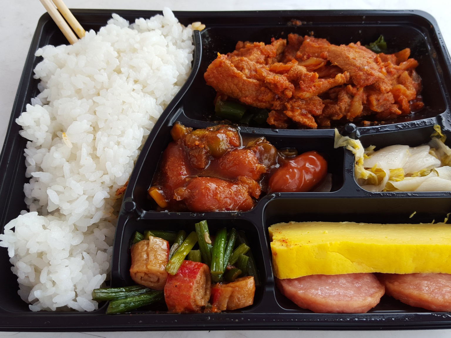 Bento lamelles de boeuf oignons poivrons