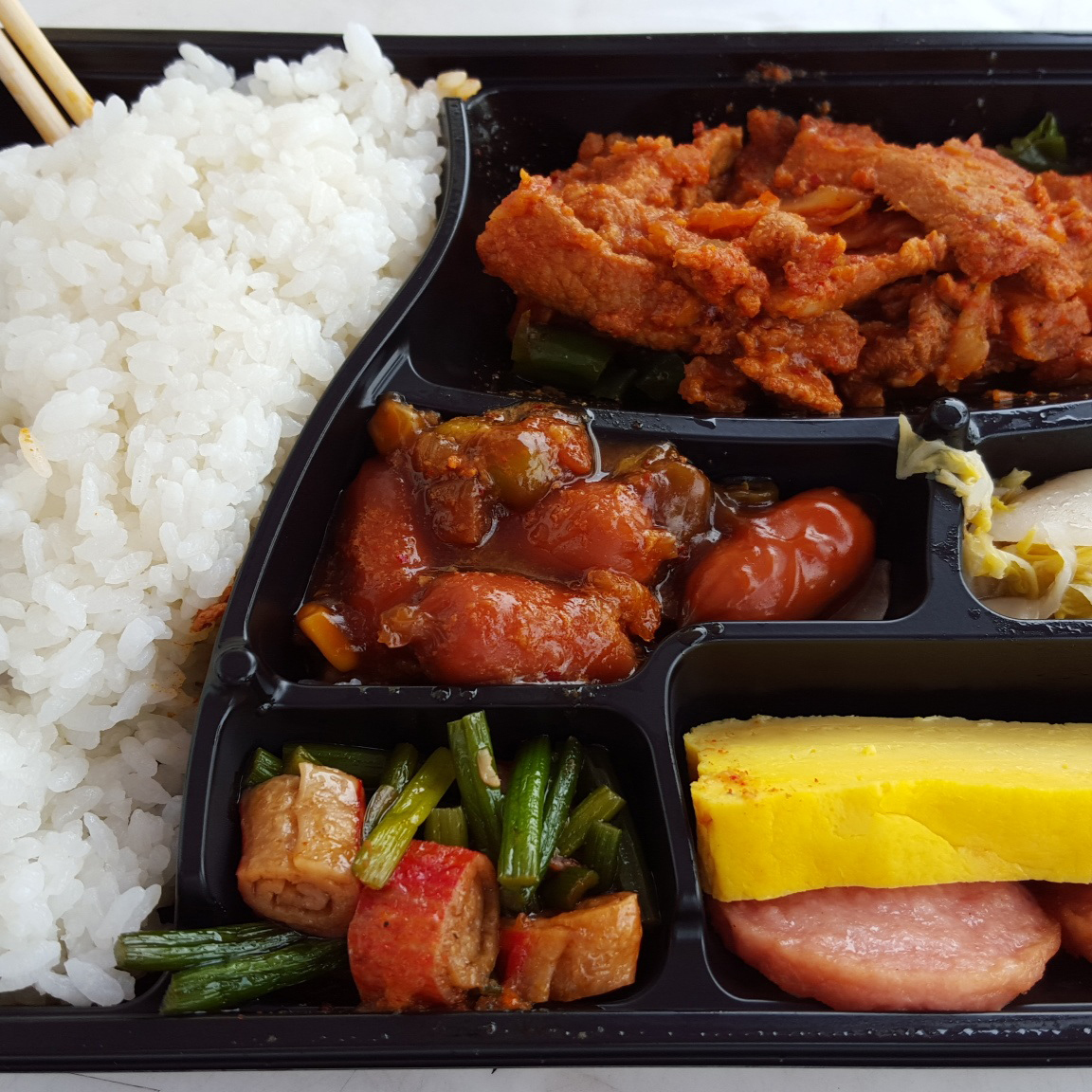 Bento lamelles de boeuf oignons poivrons